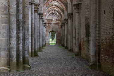 Toskana yağmurlu bir günde San Galgano manastır kalıntıları
