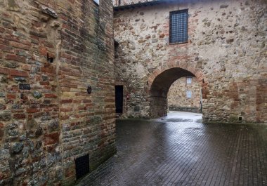 Toskana Murlo ortaçağ köyünde binalar ve sokaklar