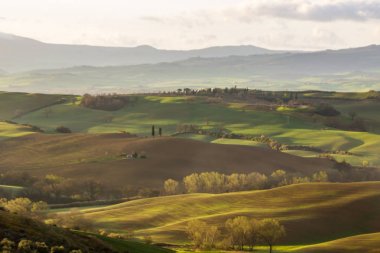 gün doğumunda Toskana'daki Val d'Orcia tepeleri ve tarlaları