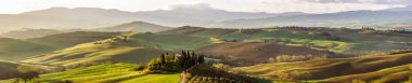 gün doğumunda Toskana'daki Val d'Orcia tepeleri ve tarlaları