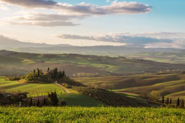 Toskana Val d'Orcia tepeler ve yeşil alanlar