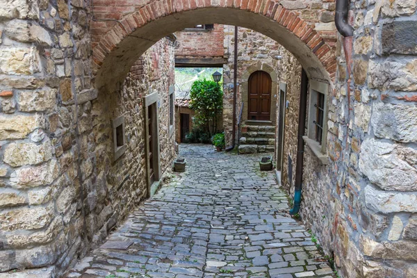 Toskana Montefioralle eski köyünde sokaklar ve binalar