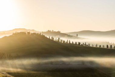 Toskana 'da bir alan ve tepeler üzerinde gündoğumu