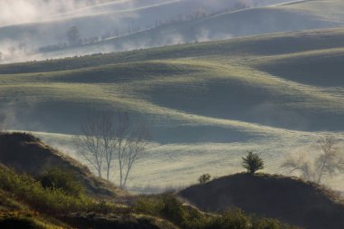 Toskana tepeler üzerinde gündoğumu ve sis