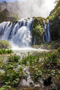 İtalya'da Umbria hızlı nehir ve Marmore şelaleler