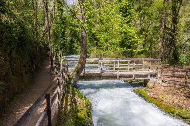 İtalya'da Umbria hızlı nehir ve Marmore şelaleler