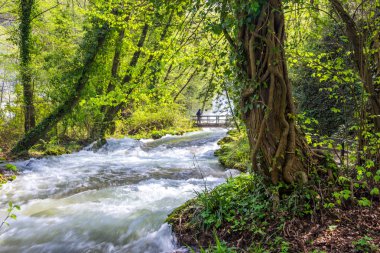 İtalya'da Umbria hızlı nehir ve Marmore şelaleler