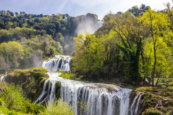 İtalya'da Umbria'da Marmore şelaleleri ve hızlı nehir
