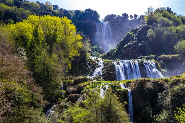İtalya'da Umbria'da Marmore şelaleleri ve hızlı nehir
