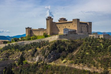 İtalya'da Umbria Spoleto tepe ve su kemeri üzerinde kale