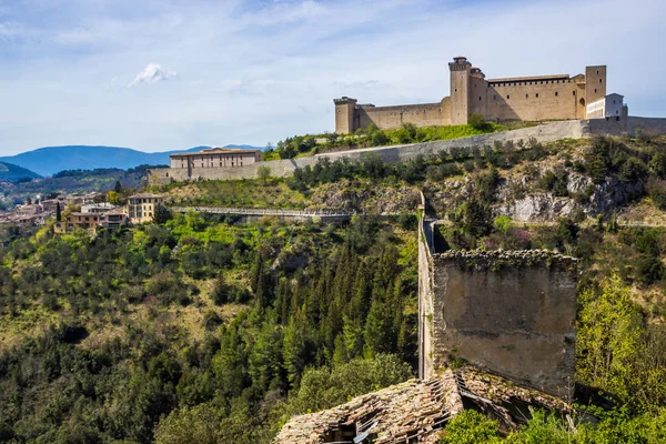 İtalya'da Umbria Spoleto tepe ve su kemeri üzerinde kale