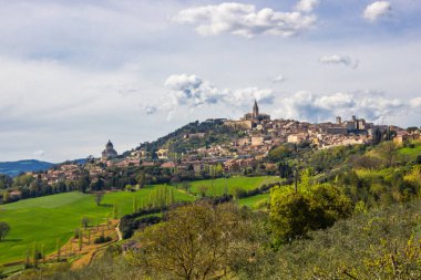 İtalya'da Umbria tepede Todi ortaçağ kasabası