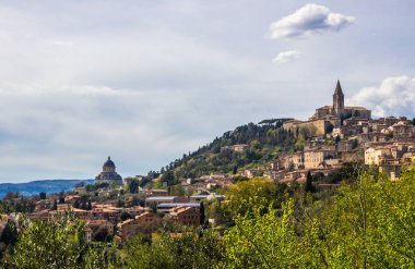 İtalya'da Umbria tepede Todi ortaçağ kasabası