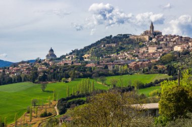 İtalya'da Umbria tepede Todi ortaçağ kasabası