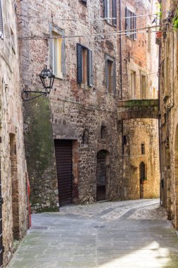 Umbria Todi ortaçağ kasabasında dar sokaklar