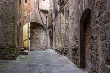 Umbria Todi ortaçağ kasabasında dar sokaklar