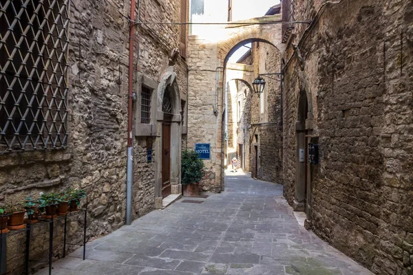 Umbria Todi ortaçağ kasabasında dar sokaklar