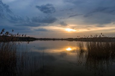 Gölde renkli bir gün batımı