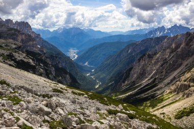 Dolomitler dağ yolu üzerinde bulutlar