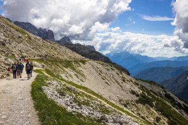 Dolomitler dağ yolu üzerinde bulutlar