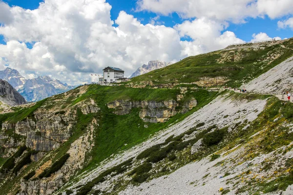 Dolomitler dağ yolu üzerinde bulutlar