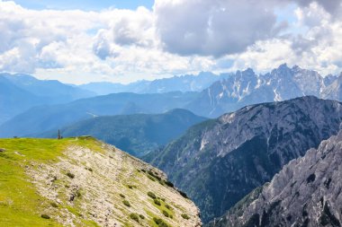Dolomitler dağ yolu üzerinde bulutlar