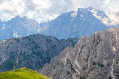 Dolomitler dağ yolu üzerinde bulutlar