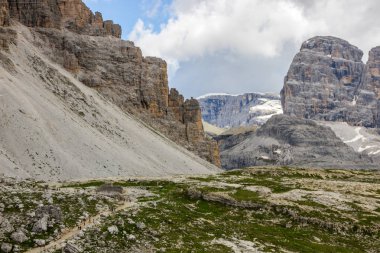 Dolomitler dağ yolu üzerinde bulutlar