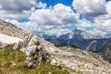 Dolomitler dağ yolu üzerinde bulutlar