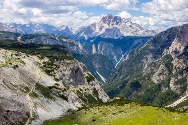 Dolomitler dağ yolu üzerinde bulutlar
