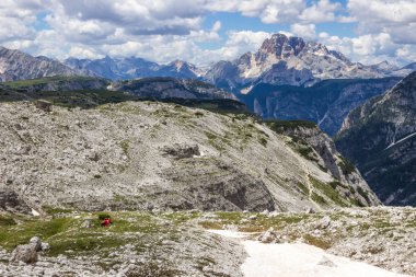 Dolomitler dağ yolu üzerinde bulutlar