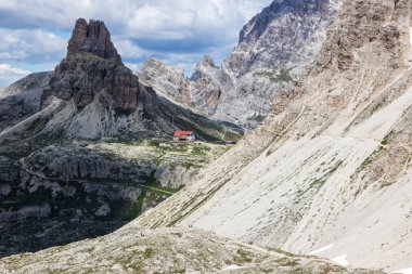 Dolomitler dağ yolu üzerinde bulutlar