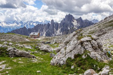 Cortina d'Ampezzo yakınlarındaki Dolomites dağ yolu üzerinde bulutlar