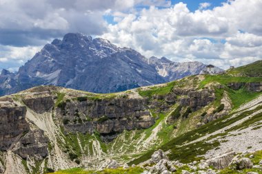 Cortina d'Ampezzo yakınlarındaki Dolomites dağ yolu üzerinde bulutlar