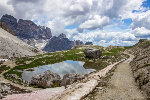 Mraky Nad Horskou Cestou Dolomitech Poblíž Cortiny Ampezzo — Stock fotografie