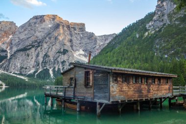 İtalya'da Dolomites dağ gölü Braies