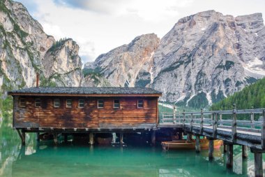 İtalya'da Dolomites dağ gölü Braies