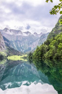Alpler'de Bavyera dağ gölü Obersee