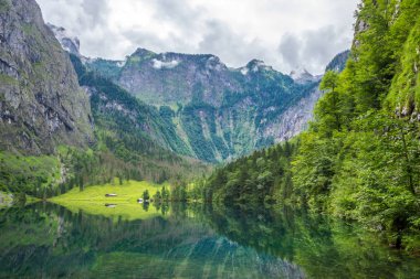 Alpler'de Bavyera dağ gölü Obersee