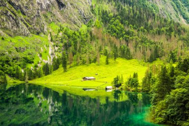Alpler'de Bavyera dağ gölü Obersee