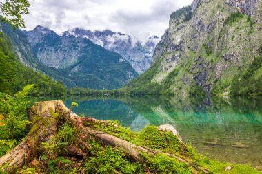 Alpler'de Obersee dağ gölü üzerinde bulutlar