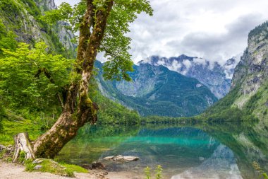 Alpler'de Obersee dağ gölü üzerinde bulutlar