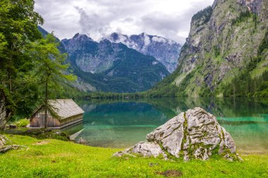 Alpler'de Obersee dağ gölü üzerinde bulutlar