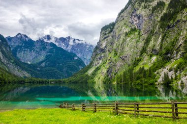 Alpler'de Almanya'da Dağ Gölü Obersee üzerinde bulutlar