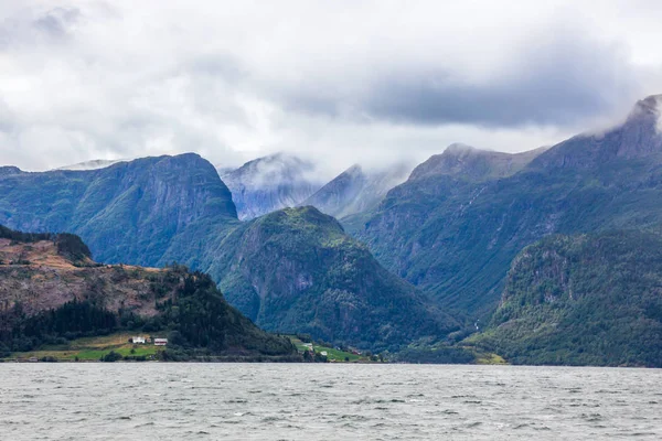 Хмари Над Фьорда Гори Норвегії — стокове фото