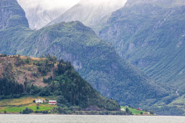 Norveç Fiyort Dağlar Üzerinde Bulutlar — Stok fotoğraf