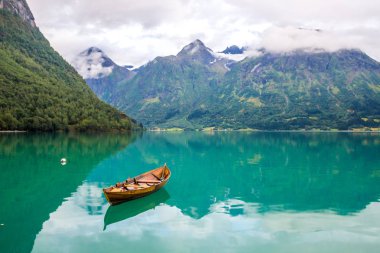 Norveç'te dağlarda Oppstryn gölü üzerinde bulutlar