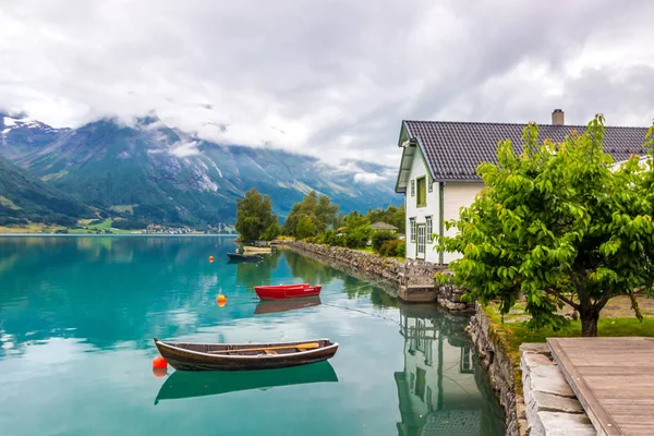 Norveç'te dağlarda Oppstryn gölü üzerinde bulutlar
