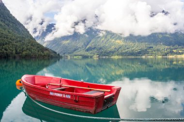 Norveç'te göl üzerinde bulutlar