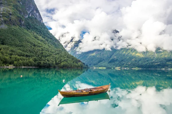 Chmury Nad Jeziorem Norwegii — Zdjęcie stockowe
